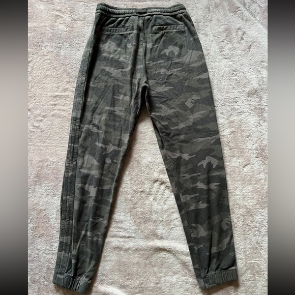 ATHLETA Farallon Jogger Sweatpants Pants Womens Camo Green Size 0 - Picture 4 of 10